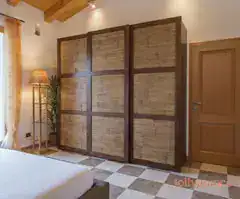 Armadio-Malcesine-a-3-ante-scorrevolp - jollygiunco.eu Grande armadio a 6 ante in legno massello, stile rustico.