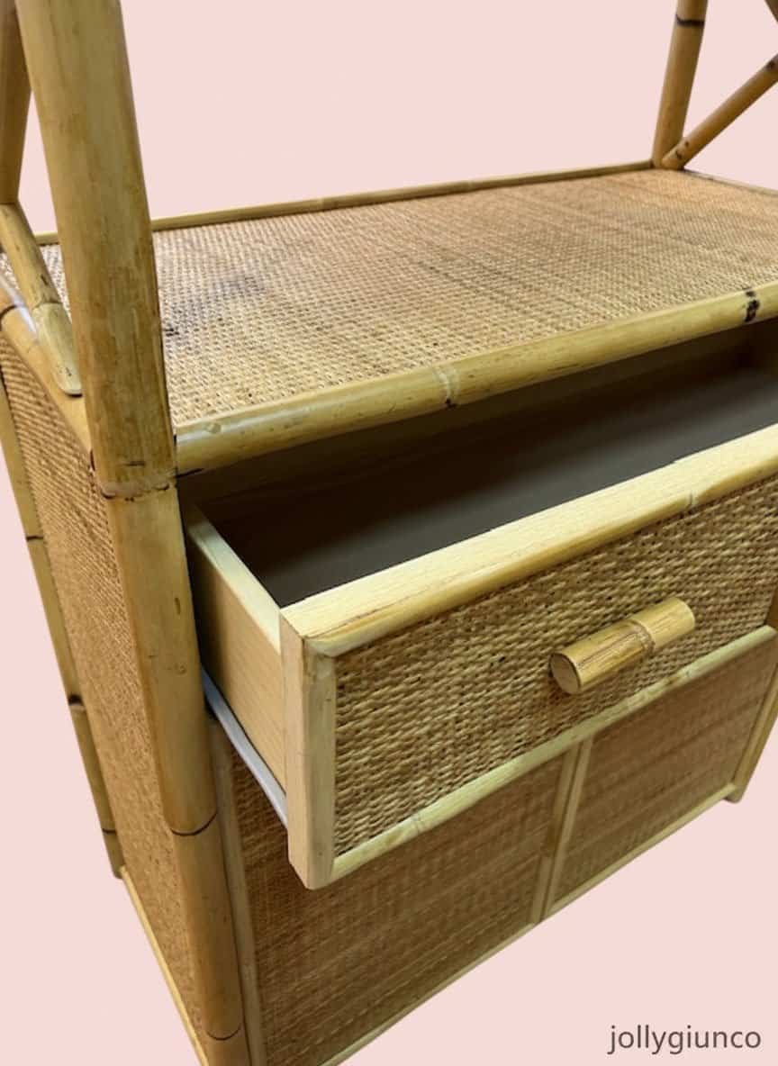 Libreria-2-porte-1-cassetto-in-giunco1 - jollygiunco.eu Vimini in bamboo e rattan, mobile multifunzione in stile naturale chiaro.