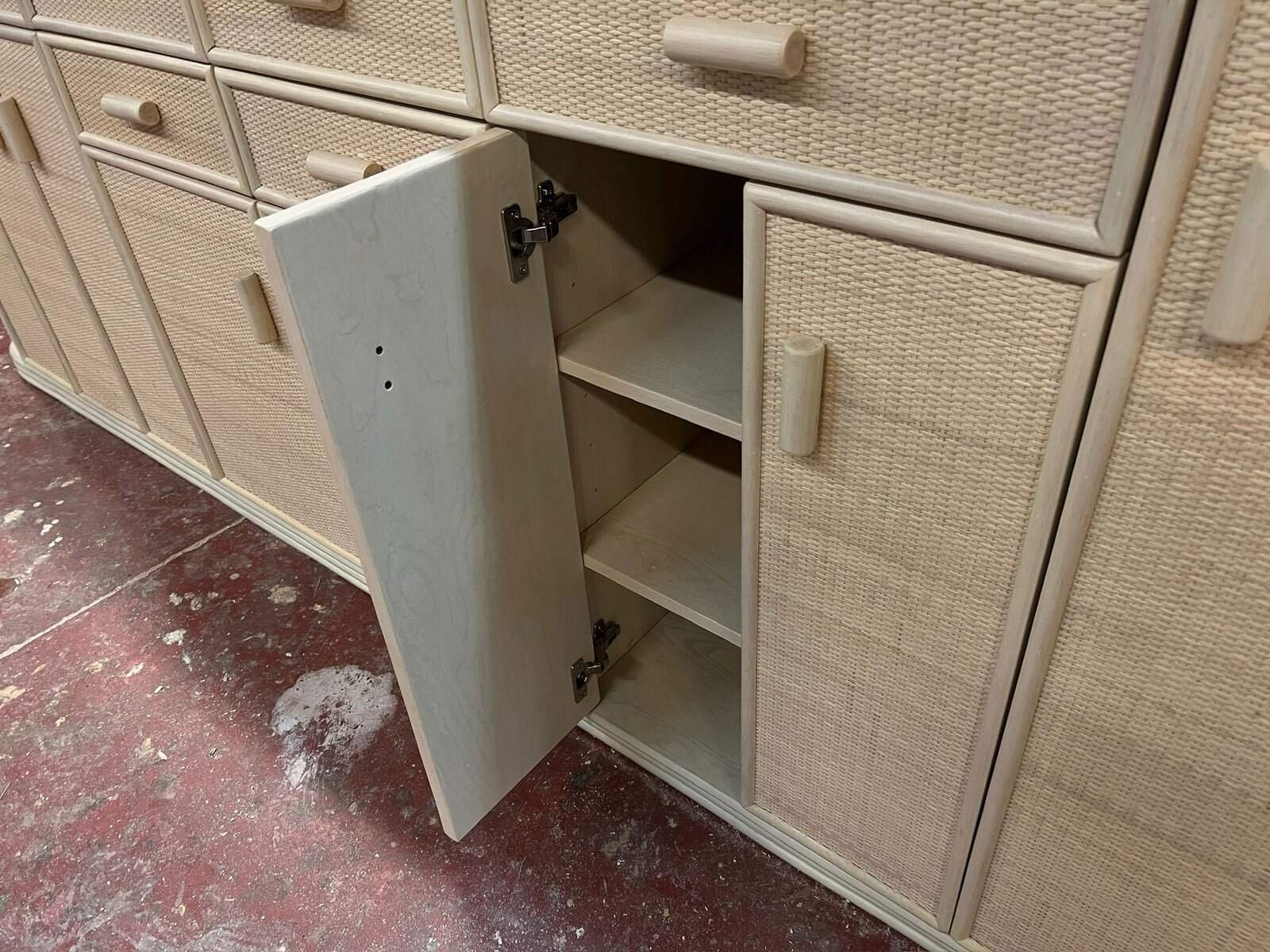 Mobile-in-rattan-con-8-porte-6-cassetti3jpg - jollygiunco.eu Armadio in legno con ante a rete e spazio interno per oggetti e vestiti.