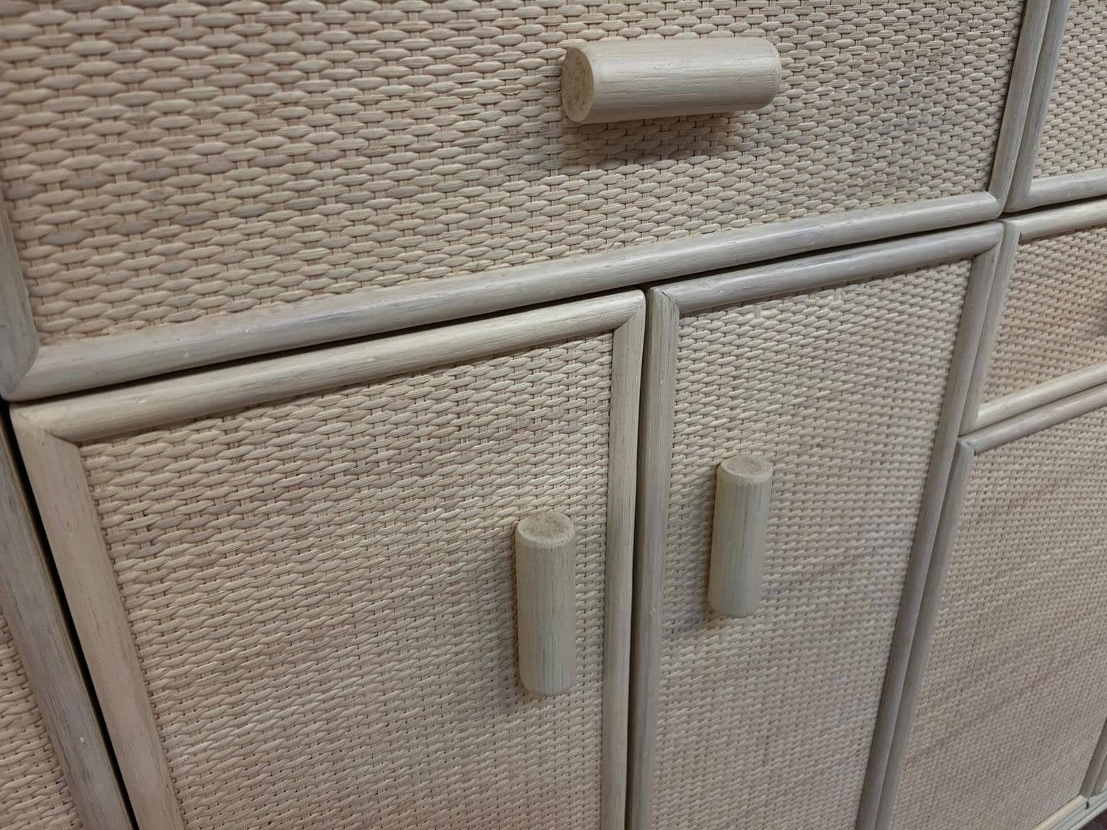 Mobile-in-rattan-con-8-porte-6-cassetti4jpg - jollygiunco.eu Mobilia in rattan naturale con finitura artigianale.