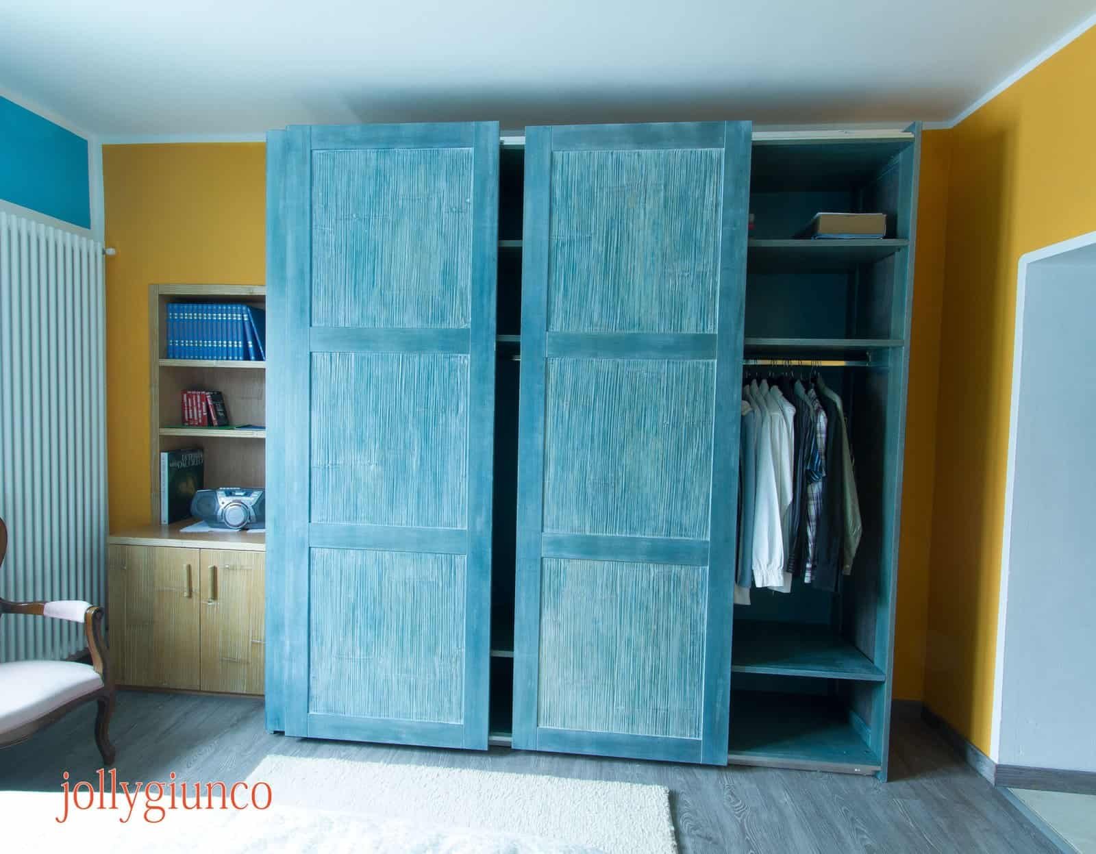 jollygiunco_armadi_12g - jollygiunco.eu Armadio in legno blu con ante scorrevoli e mensole, arredamento soggiorno.