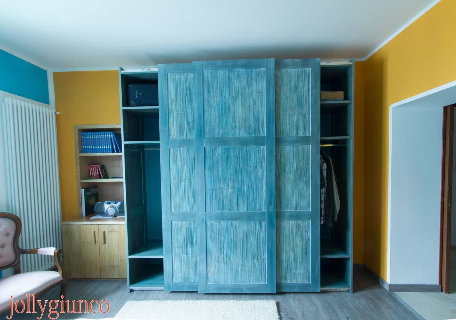 jollygiunco_armadi_13g - jollygiunco.eu Armadio in legno blu con ante scorrevoli per camera da letto, design moderno e funzionale.