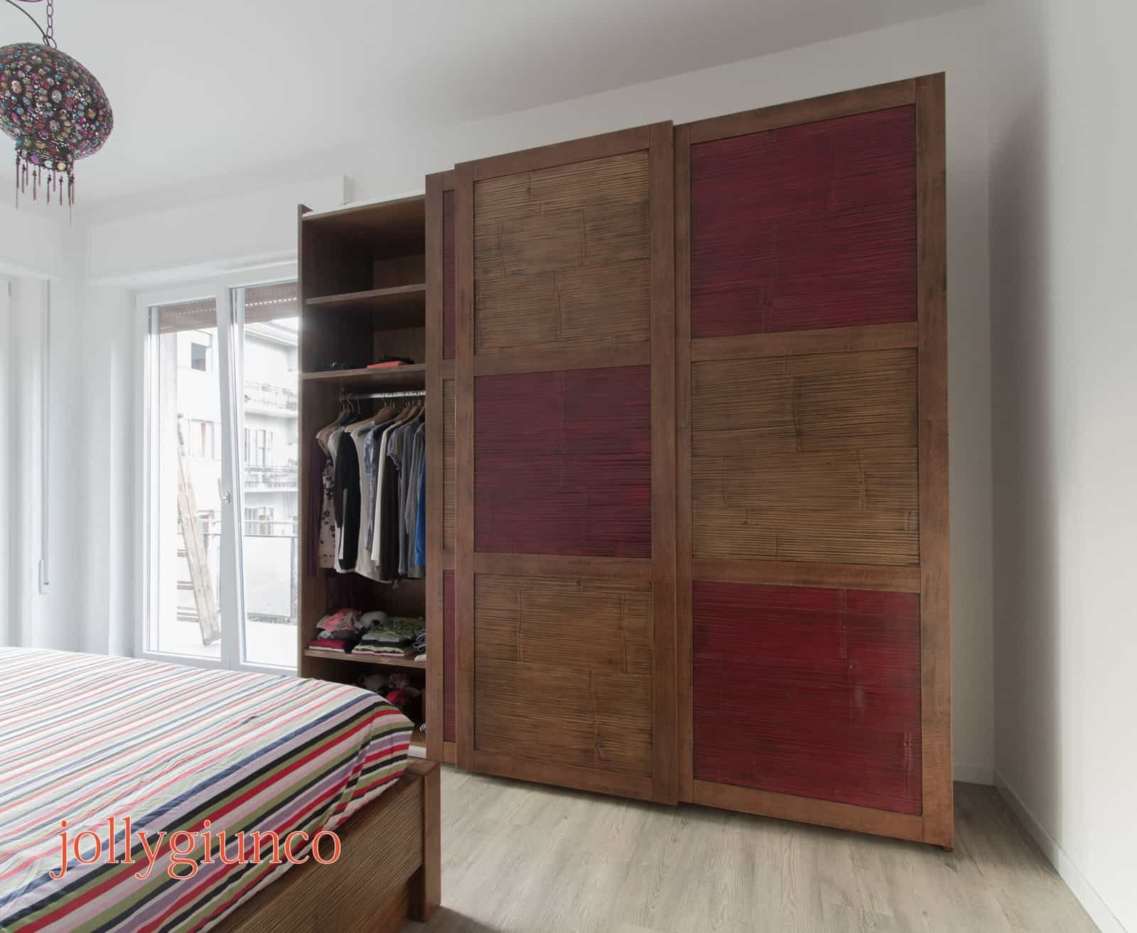 jollygiunco_armadi_crash_24g - jollygiunco.eu Armadio in legno naturale con dettagli rossi, mobili moderni per camera da letto.