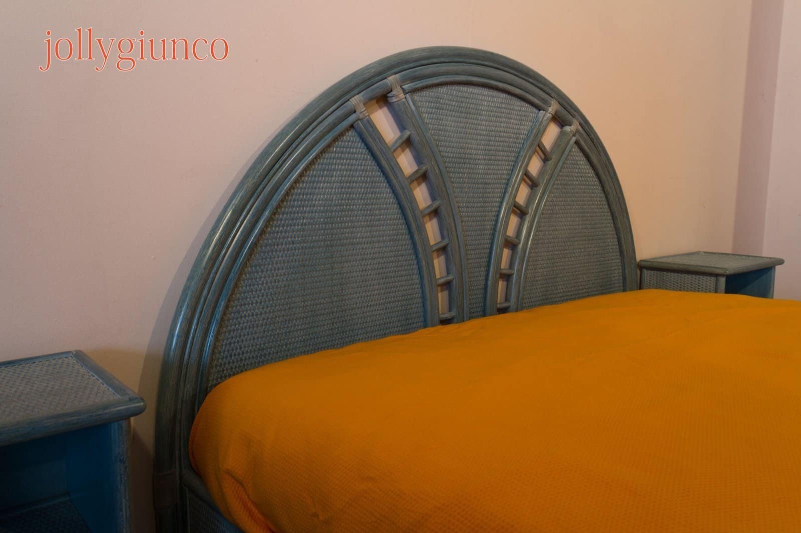 jollygiunco_rattan_letti_36g-scaled-1jpg - jollygiunco.eu Letto in vimini con testiera blu, stile vintage, arredamento per camera da letto.