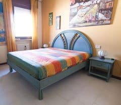 jollygiunco_rattan_letti_46jpg - jollygiunco.eu Letto matrimoniale con coperte colorate e arredi vintage in camera da letto.