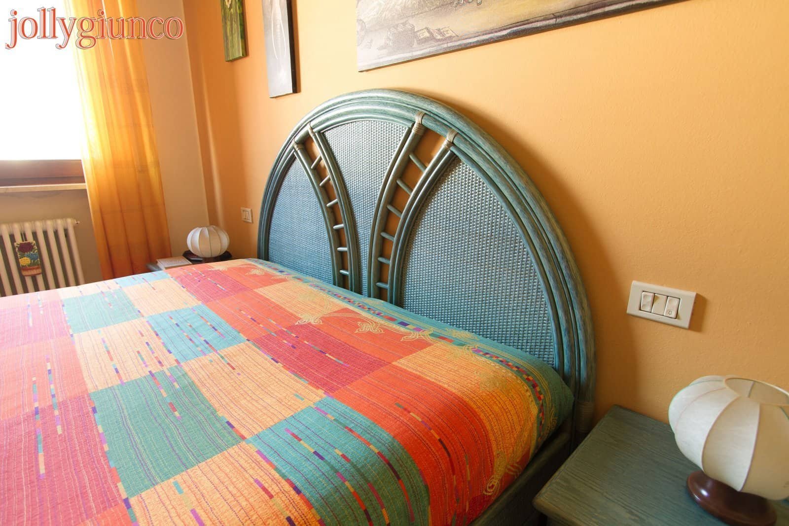 jollygiunco_rattan_letti_47g-scaled-1jpg - jollygiunco.eu Letto matrimoniale con testiera in vimini, camera accogliente e luminosa.
