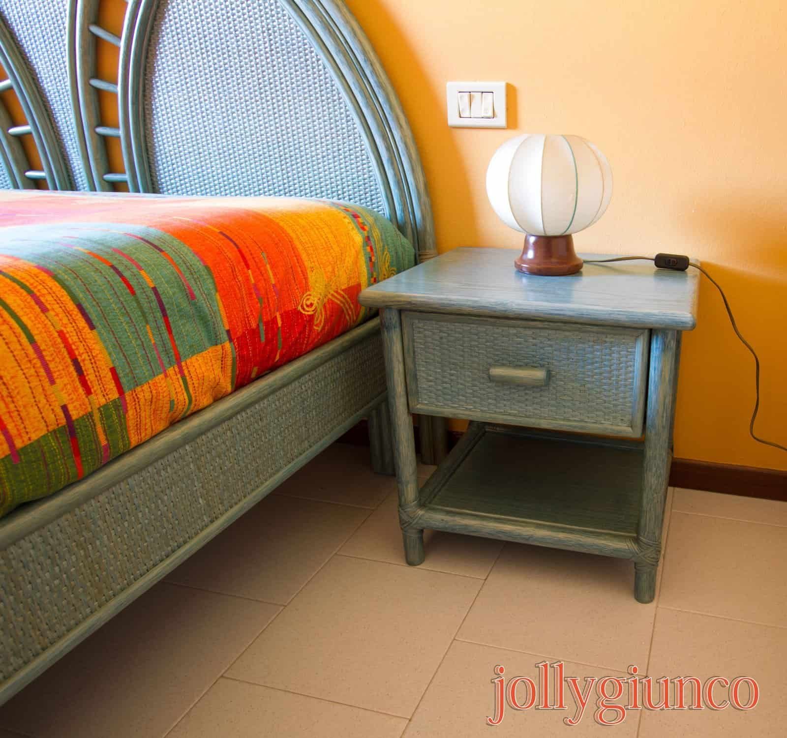 jollygiunco_rattan_letti_48g-scaled-1jpg - jollygiunco.eu Letto con testiera in stile vintage, lampada da tavolo in camera.