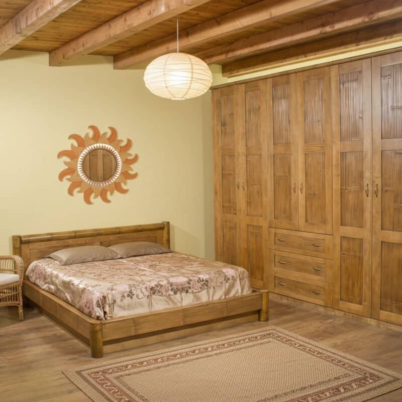 Armadio in legno naturale, arredamento rustico per camera da letto.