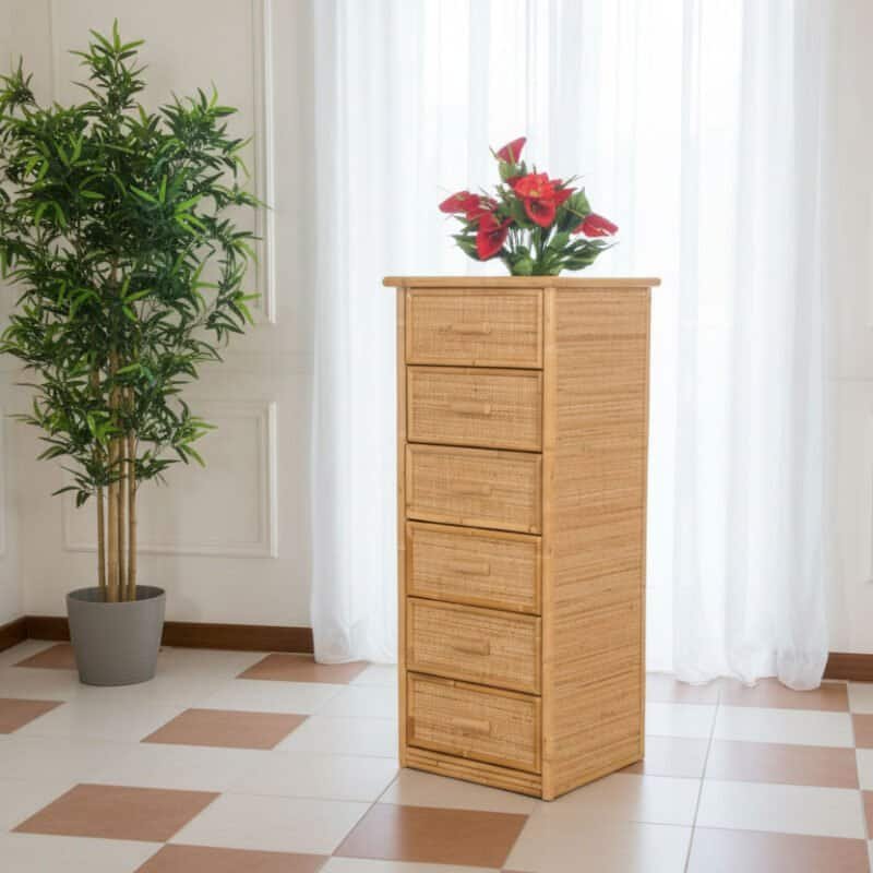 Armadietto in legno naturale con cassetti decorativi per interni eleganti.