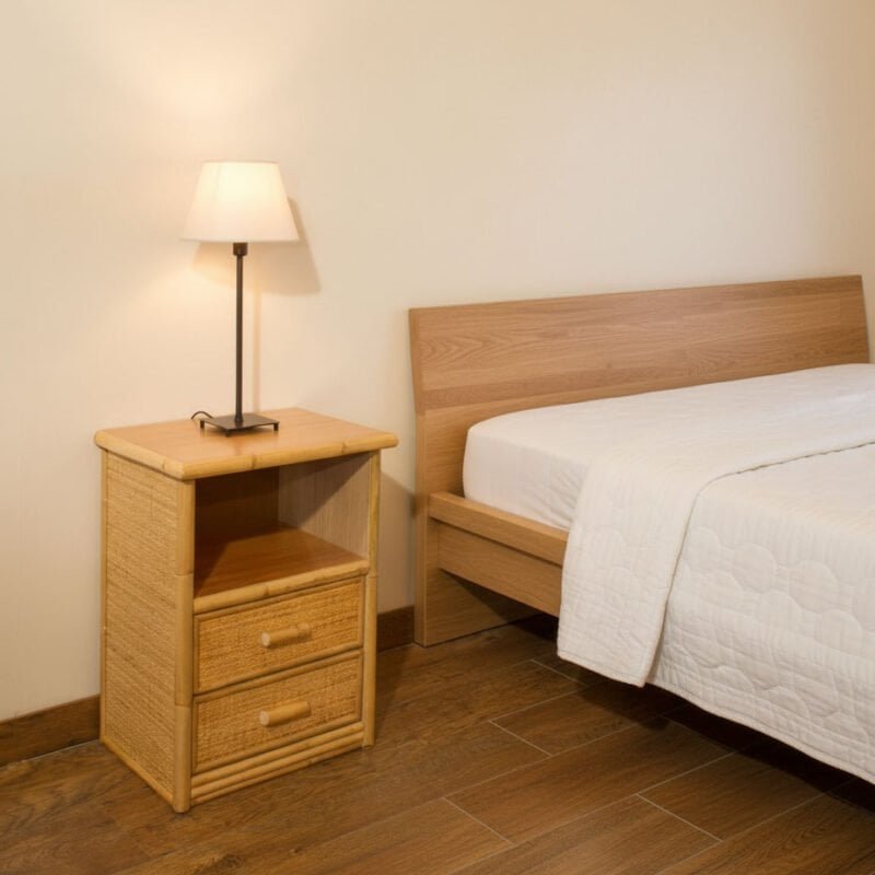 Comodino in legno naturale con cassetti, arredamento rustico stile minimal.