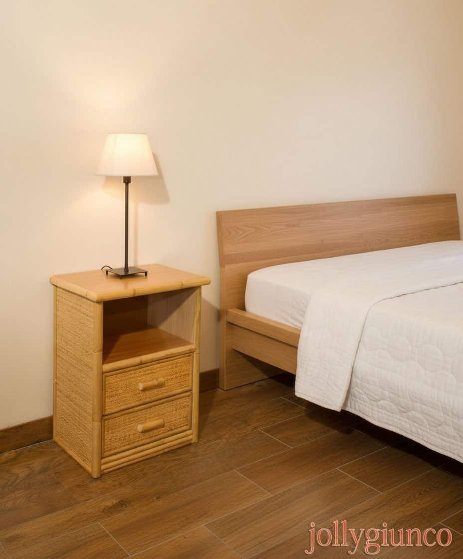 Comodino-Anghiari-con-2-cassetti-in-giunco - jollygiunco.eu Comodino in legno naturale con cassetti, arredamento rustico stile minimal.