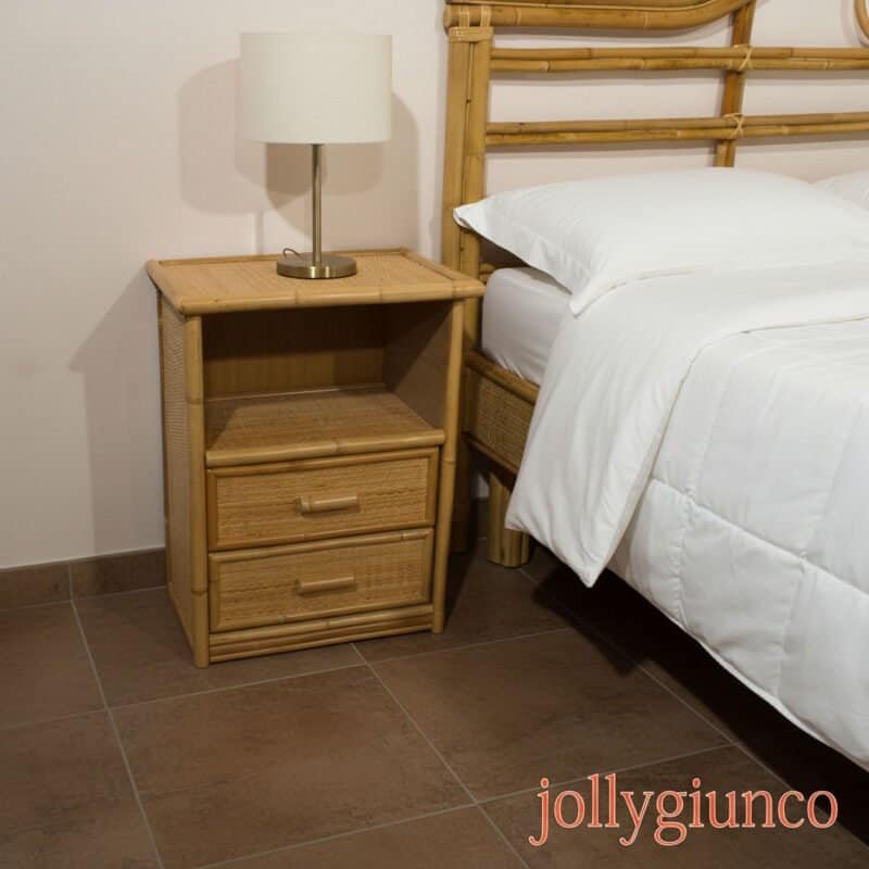 Comodino in rattan con lampada da lettura, arredamento ambiente rustico, mobili soggiorno naturale.