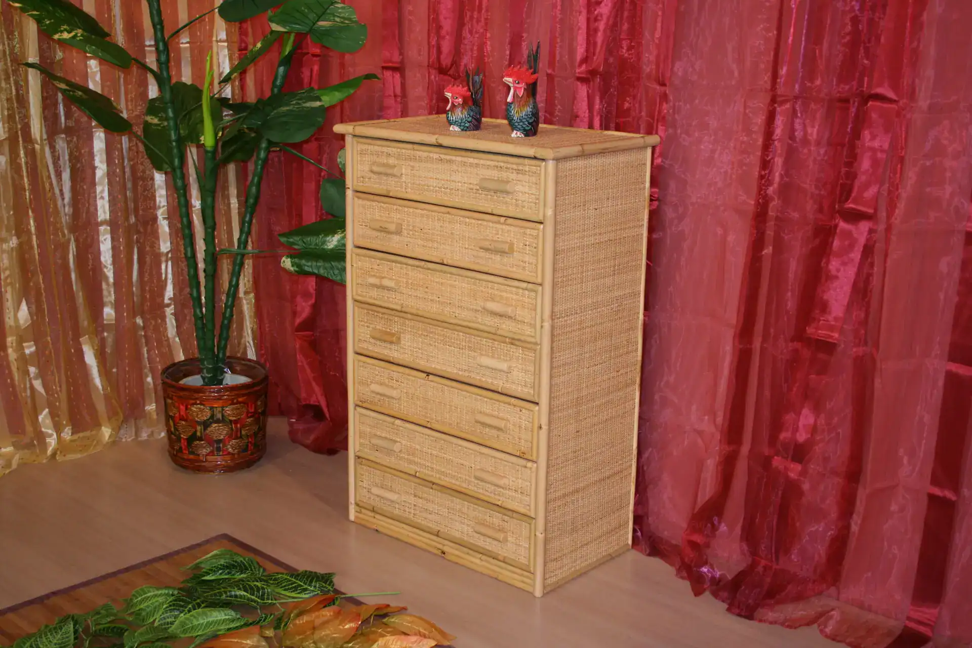 IMG_2714 - jollygiunco.eu Cassettiera in rattan naturale con decorazioni floreali, stile tropicale elegante.