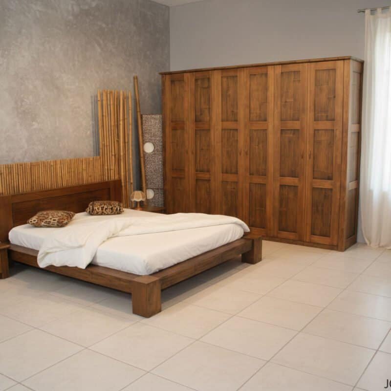 Letto matrimoniale in legno naturale in camera da letto rustica.