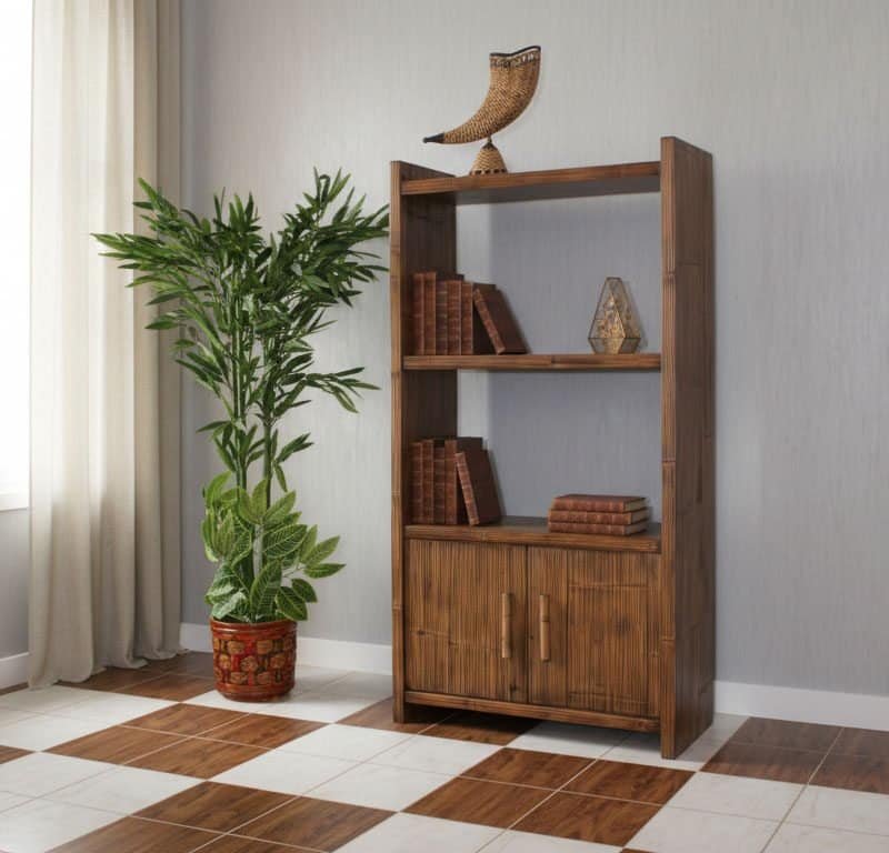 Scaffale in legno con libri e decorazioni in una stanza luminosa.