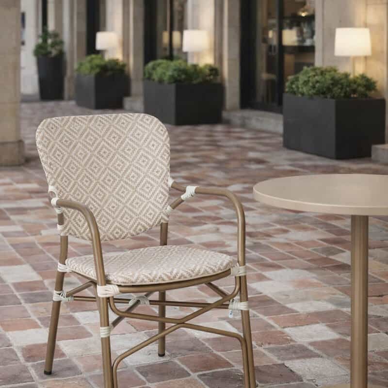 Sedie da esterno in stile elegante e raffinato.