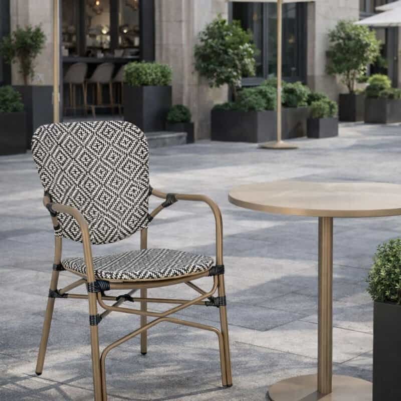 Sedia in stile moderno per esterni con design elegante e comfort.