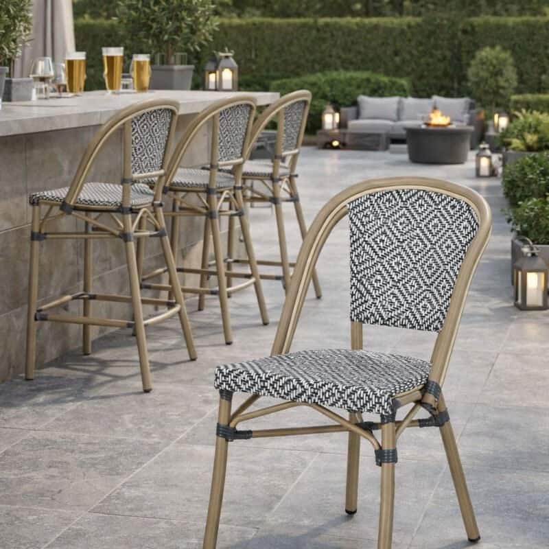 Sedie da esterno in rattan e tessuto per giardino e bar all'aperto.