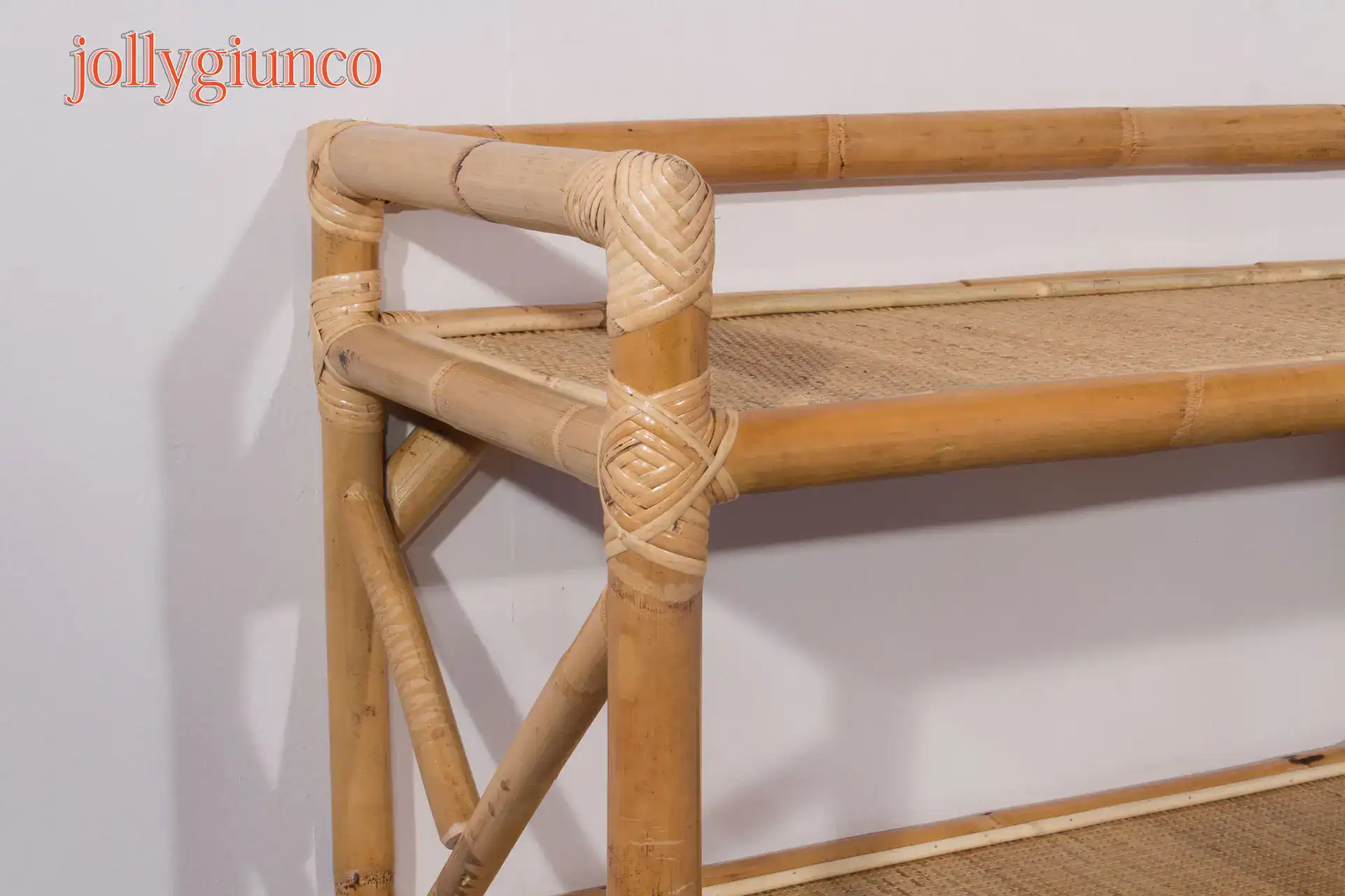 jollygiunco_librerie_27p - jollygiunco.eu Futon in stile boho con struttura in bambù naturale e seduta in rattan intrecciato.