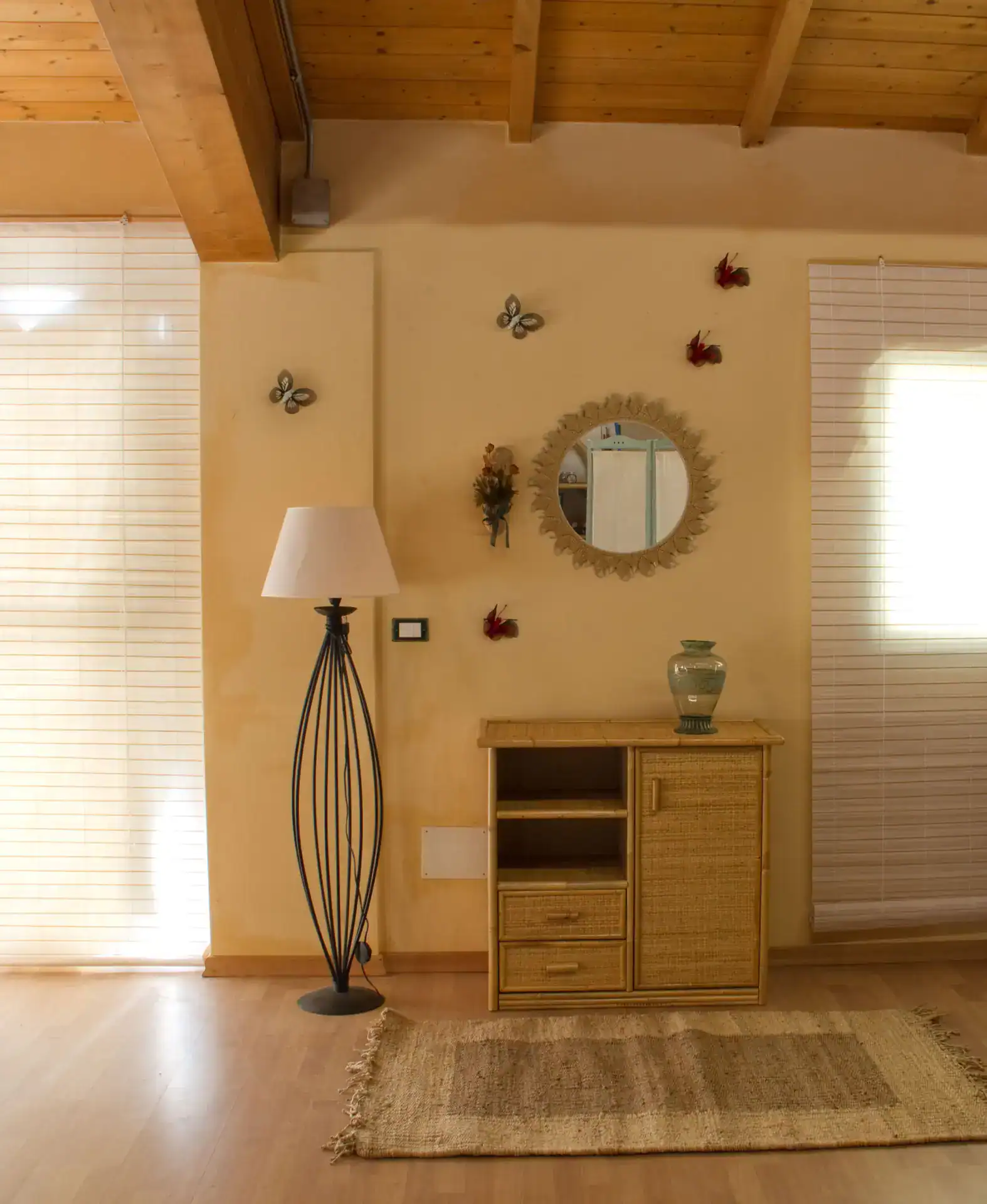 jollygiunco_vari_10g - jollygiunco.eu Arredamento soggiorno rustico in stile naturale con mobili in vimini e decorazioni in stile etnico.