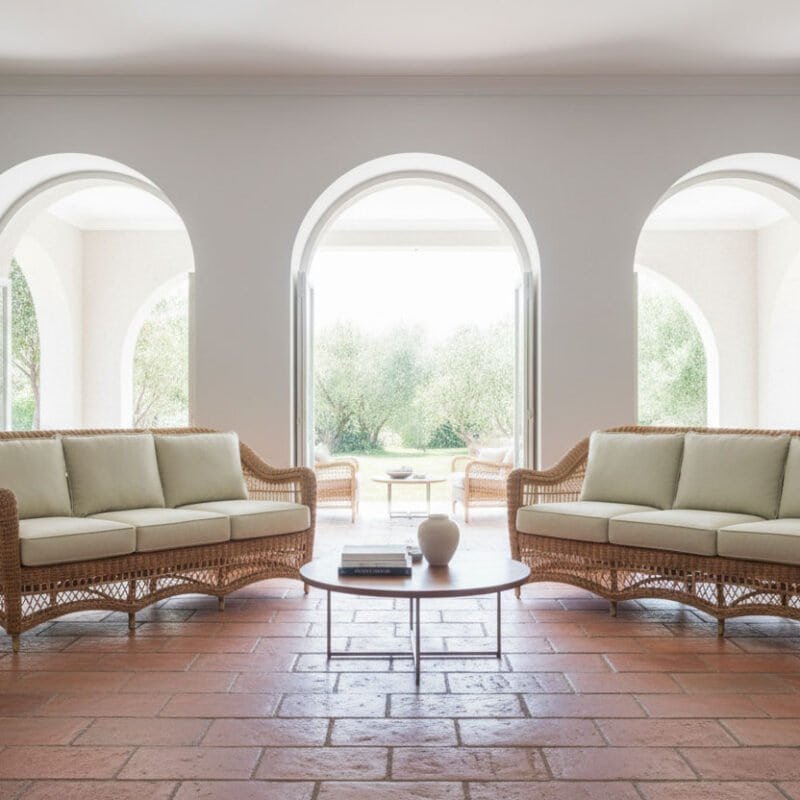 Divano classico a tre posti in soggiorno luminoso e spazioso.