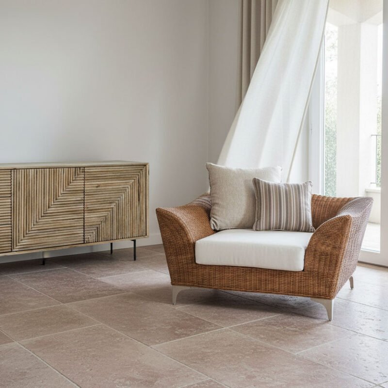 Poltrona in rattan con cuscini, arredo elegante e naturale per interni.