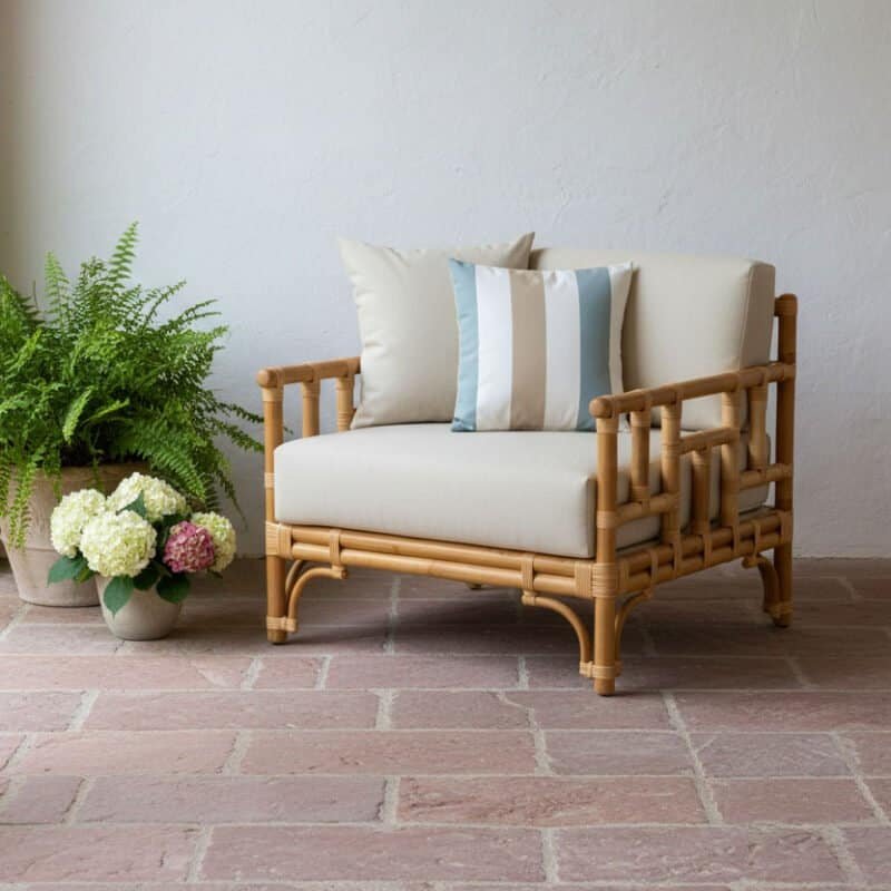 Poltrona in rattan con cuscini, stile Mediterraneo, arredo esterno.