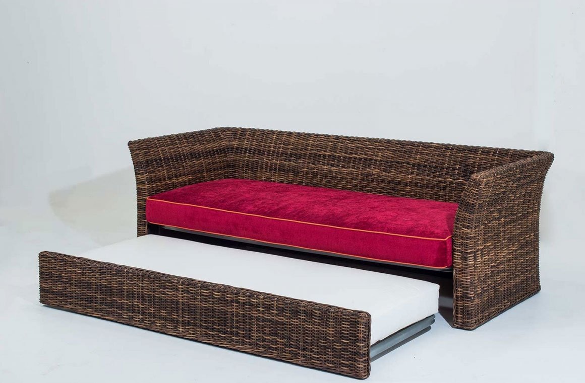 Divano letto in rattan con cuscino rosso jollygiuncoeu Divano letto rattan piccolo con cuscino rosso soluzione salvaspazio