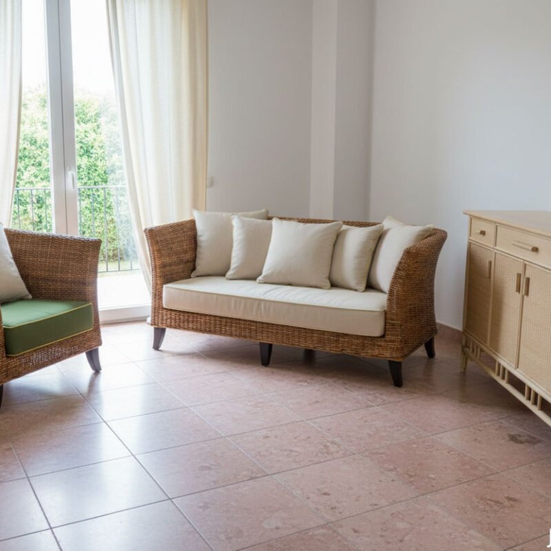 Poltrona in rattan di piccole dimensioni, ideale per ambienti interni eleganti e moderni.