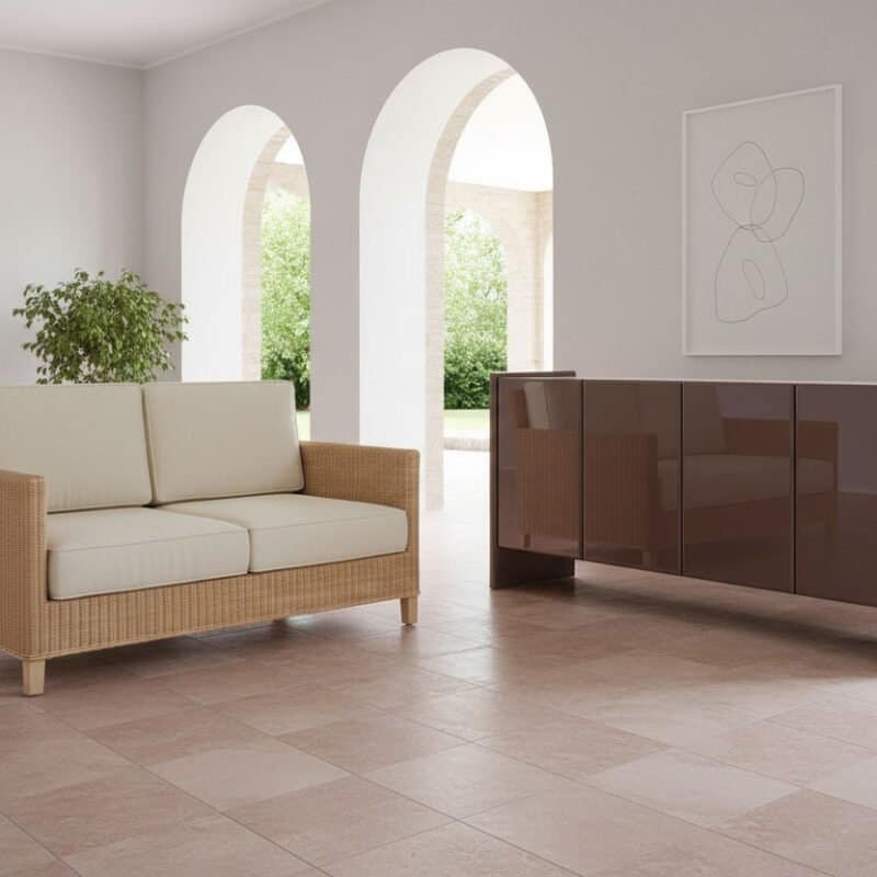 Divano Tiffany 2 posti in rattan con rivestimento beige, arredo elegante e confortevole.