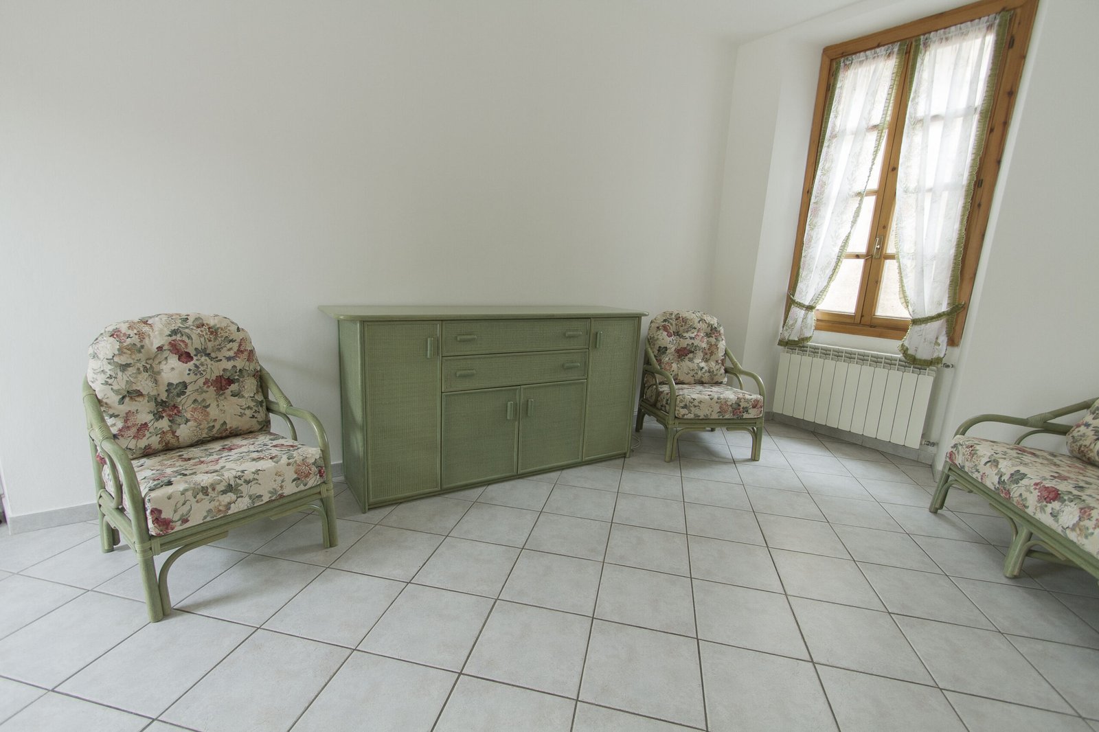 Mobile Cefalù Sala in Rattan jollygiuncoeu Sala in rattan con sedie e credenza in una stanza luminosa