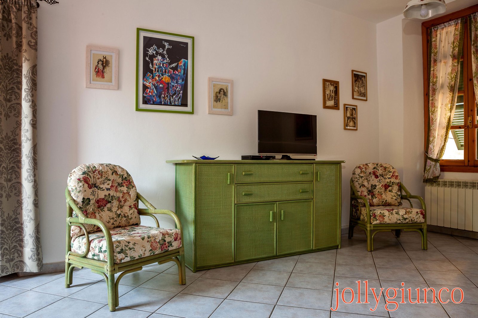 Salotto con mobile in rattan e sedie fiorite jollygiuncoeu Sala in rattan con sedie fiorite e mobile verde decorazioni alle pareti