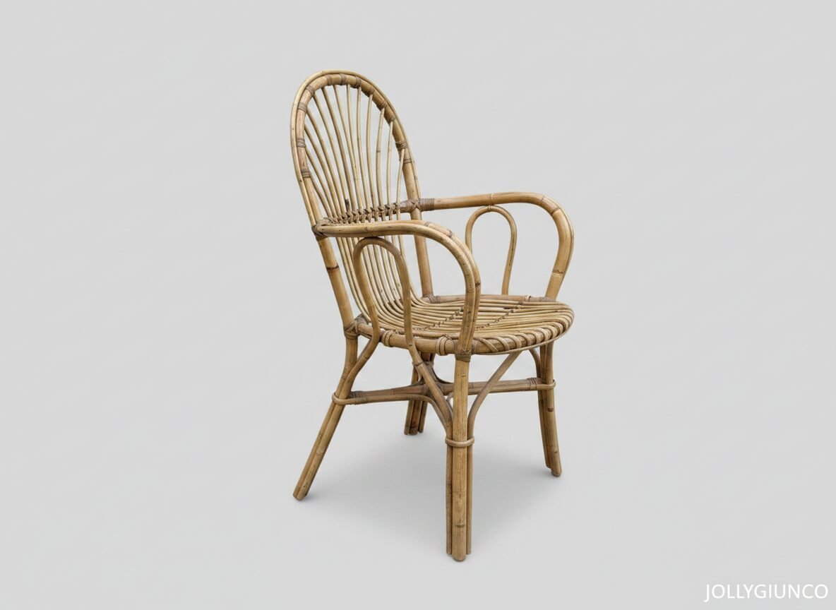 Poltrona in giunco Ventaglio 5 jollygiuncoeu rattan chair with curved armrests on a neutral grey background