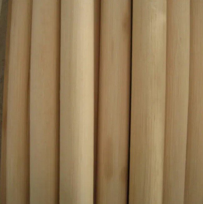 Canne di rattan jollygiuncoeu close up of vertical light wood dowels tightly aligned side by side in a natural finish