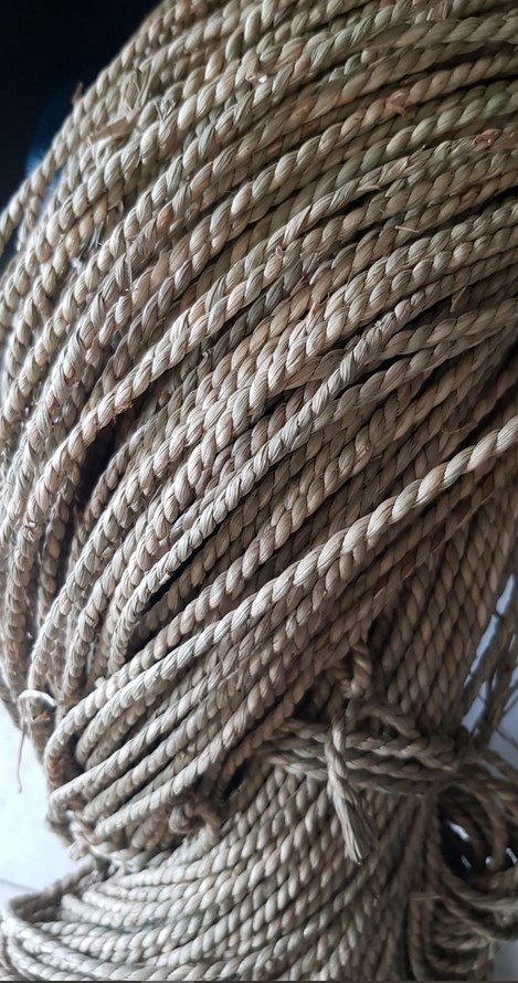Corda da impagliare jollygiuncoeu coiled natural fiber rope in thick beige strands arranged in loops and coils