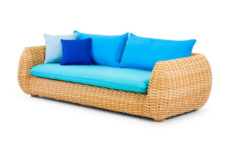 Bombo Divano 3 posti jollygiuncoeu woven rattan sofa with bright blue cushions on a white background