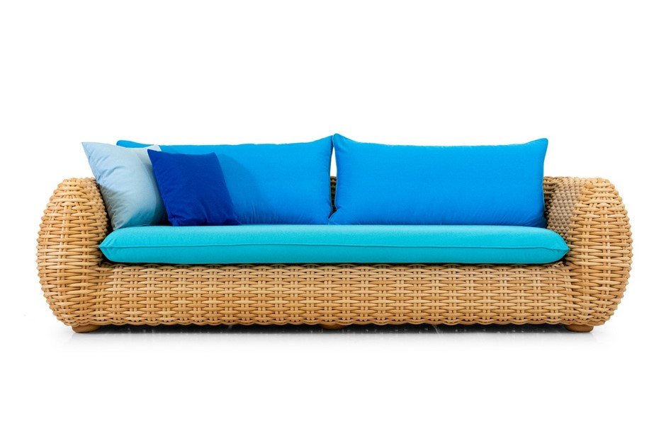 Bombo Divano 3 posti6 jollygiuncoeu wicker outdoor sofa with turquoise cushions and assorted blue pillows on a white background