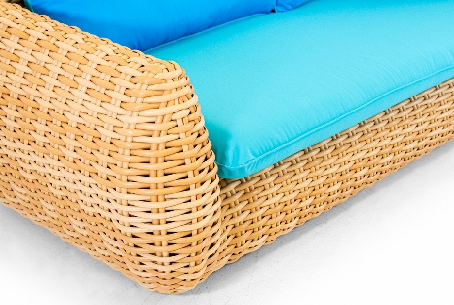 Bombo Divano 3 posti7 jollygiuncoeu wicker outdoor sofa with turquoise cushions and a woven armrest close up