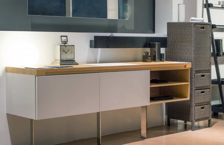 Cabinet modulo 1 anta 3 cassetti Polyrattan4 jollygiuncoeu modern sideboard with white doors and a wooden top open cubbies with folded towels beside a tall woven storage chest