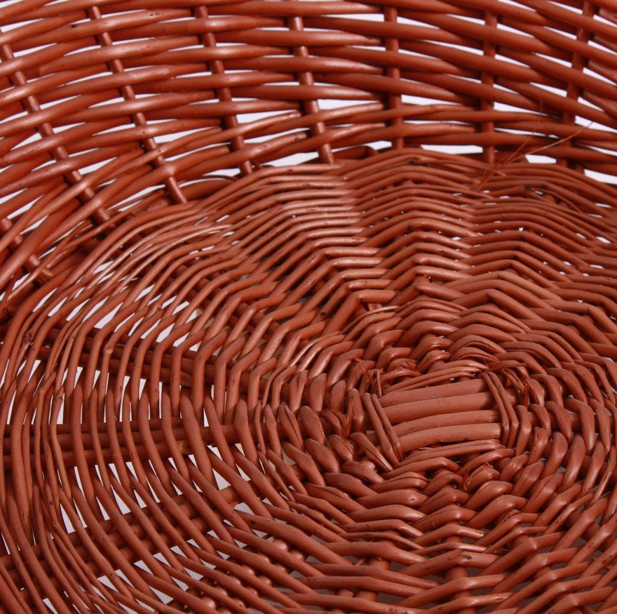 ESPOSITORE CONO VIMINI ROSSO DIA70 FONDO39 H241 jollygiuncoeu close up of a red woven wicker basket showing interlaced strands forming a curved pattern