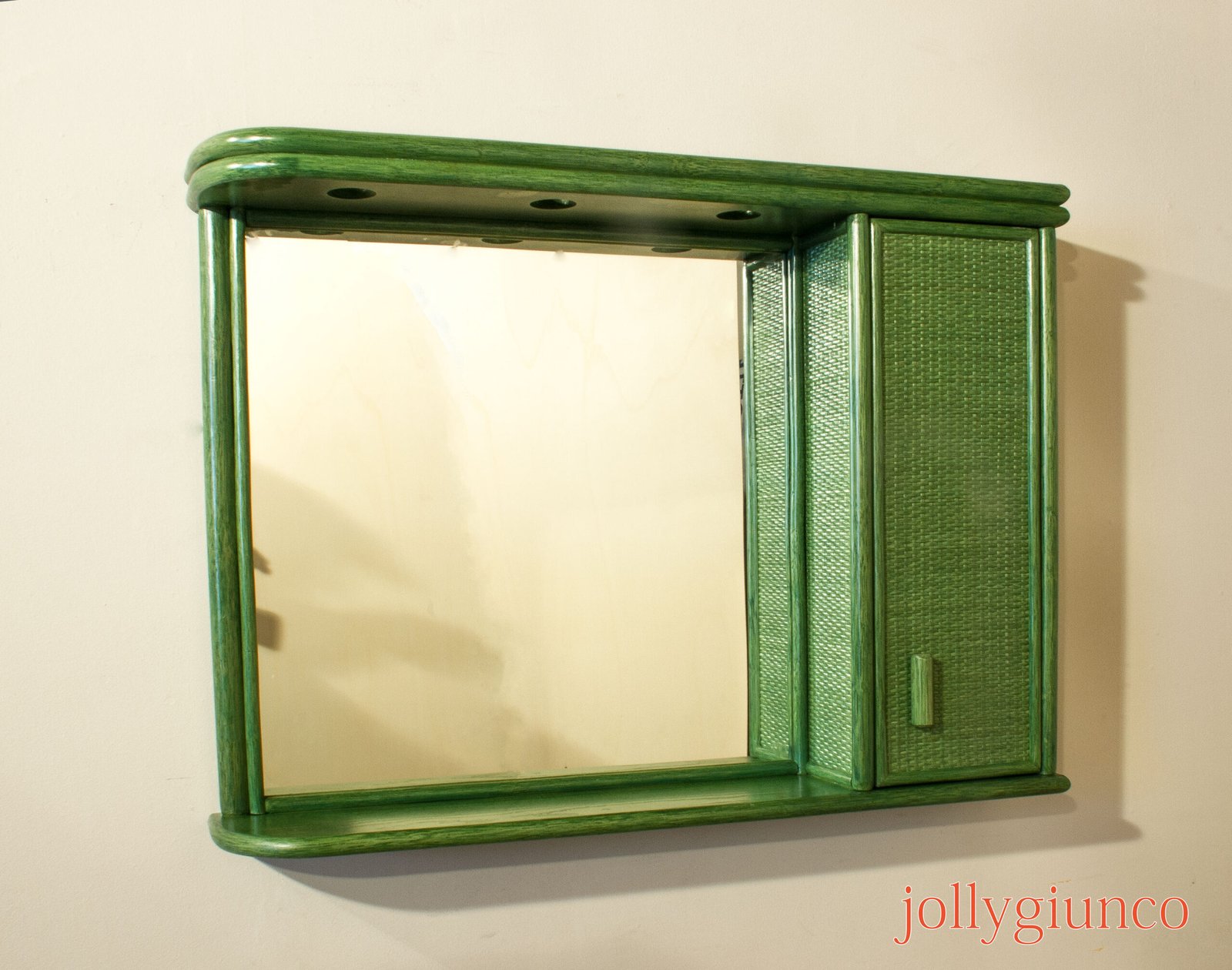 jollygiuncospechiobagno9g jollygiuncoeu green vintage wall mounted mirror cabinet with a curved bottom shelf and textured side panels on the right