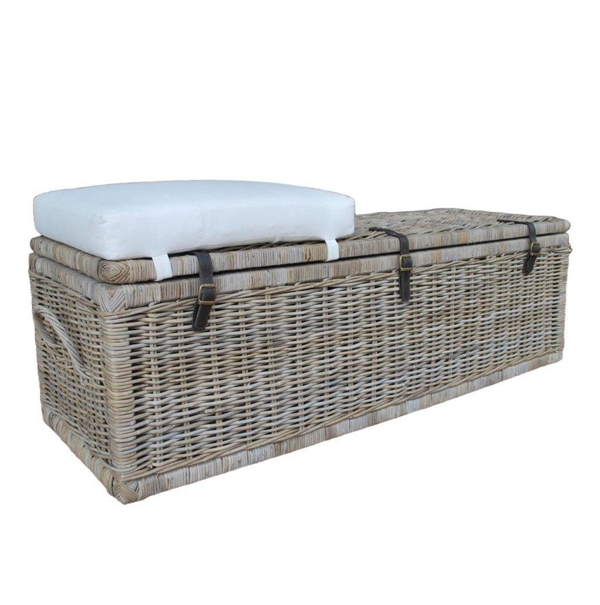 Baule in Giunco Grigio con Cuscino 150x45x45 cm jollygiuncoeu large wicker storage trunk with a light blue cushion on top and dark leather straps on the lid