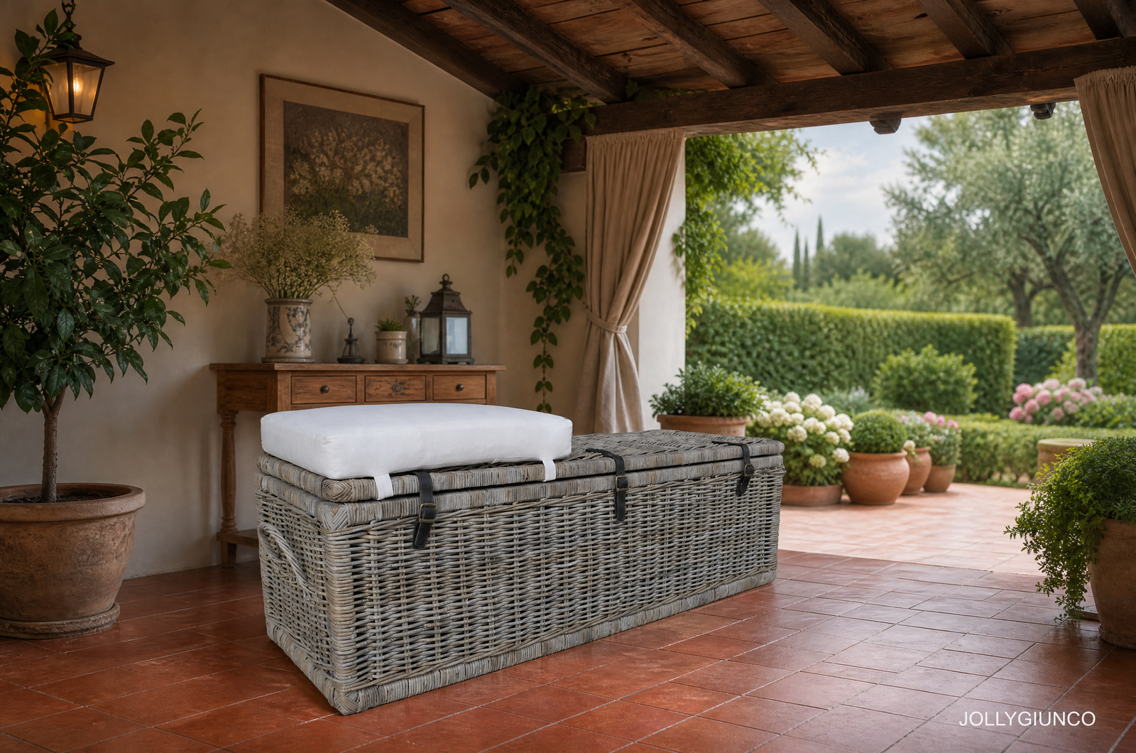 Baule in Giunco Grigio con Cuscino 150x45x45 cm10 jollygiuncoeu outdoor covered patio with wicker storage bench and white cushions terracotta tiled floor potted plants and greenery beyond the doorway warm rustic decor and natural light