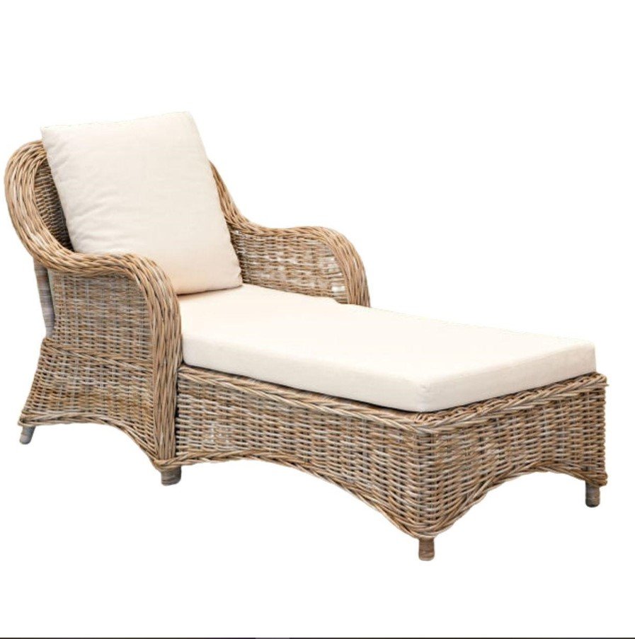 Chaise longue in giunco grigio 158X70H87 jollygiuncoeu wicker outdoor chaise lounge with cream cushions and pillow on a white background