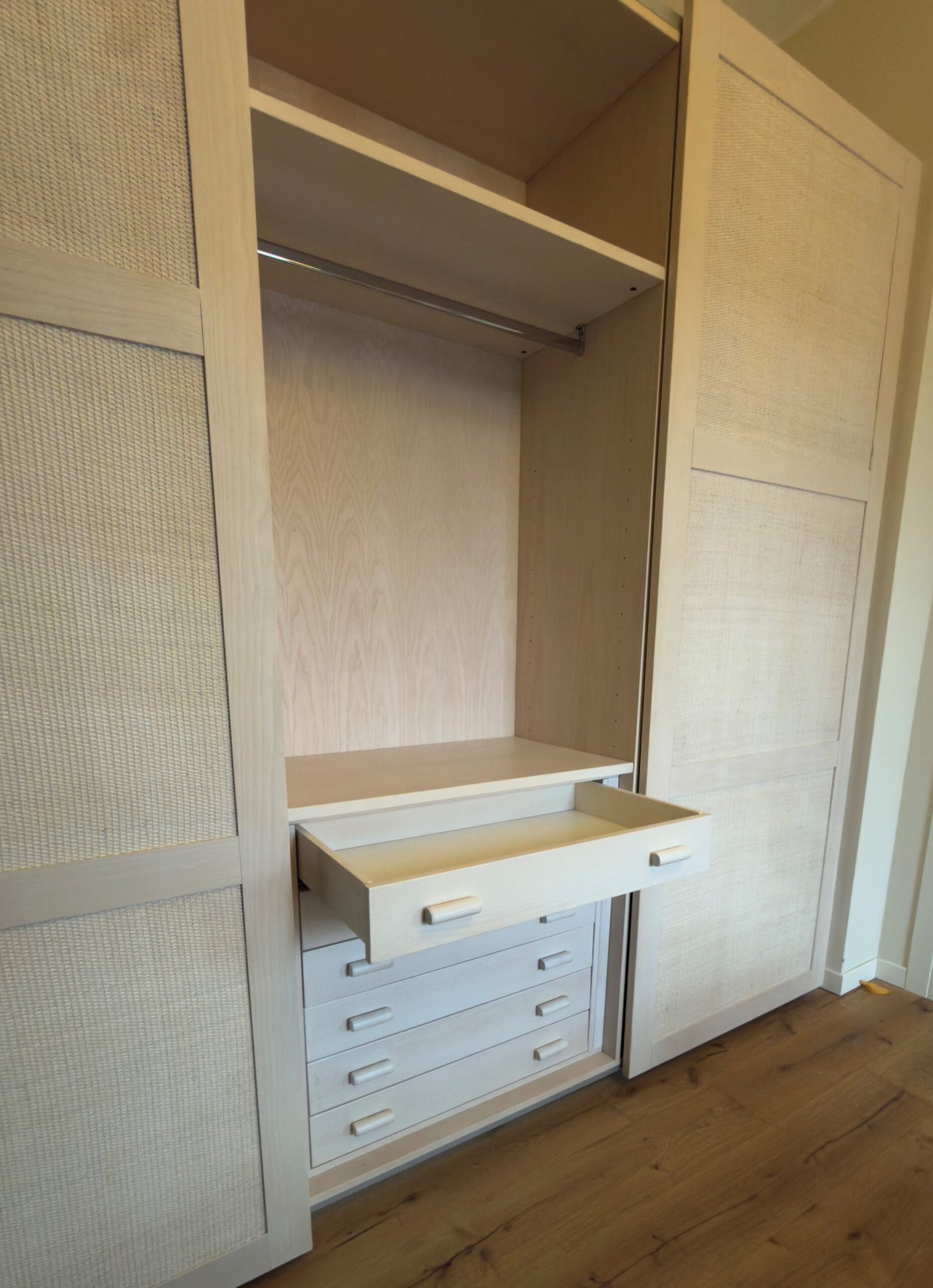 Armadio Erice a 3 Ante Scorrevoli con cassettiera4 2 jollygiuncoeu open built in wardrobe with a hanging rail two empty shelves and a bottom drawer unit in light wood finishing placed against a wooden floor