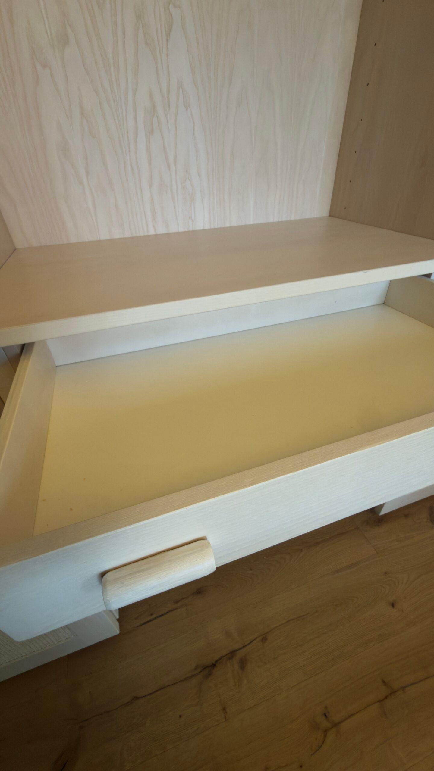 Armadio Erice a 3 Ante Scorrevoli con cassettiera5 jollygiuncoeu light wood cabinet interior with a built in shelf and a rounded drawer handle in the foreground