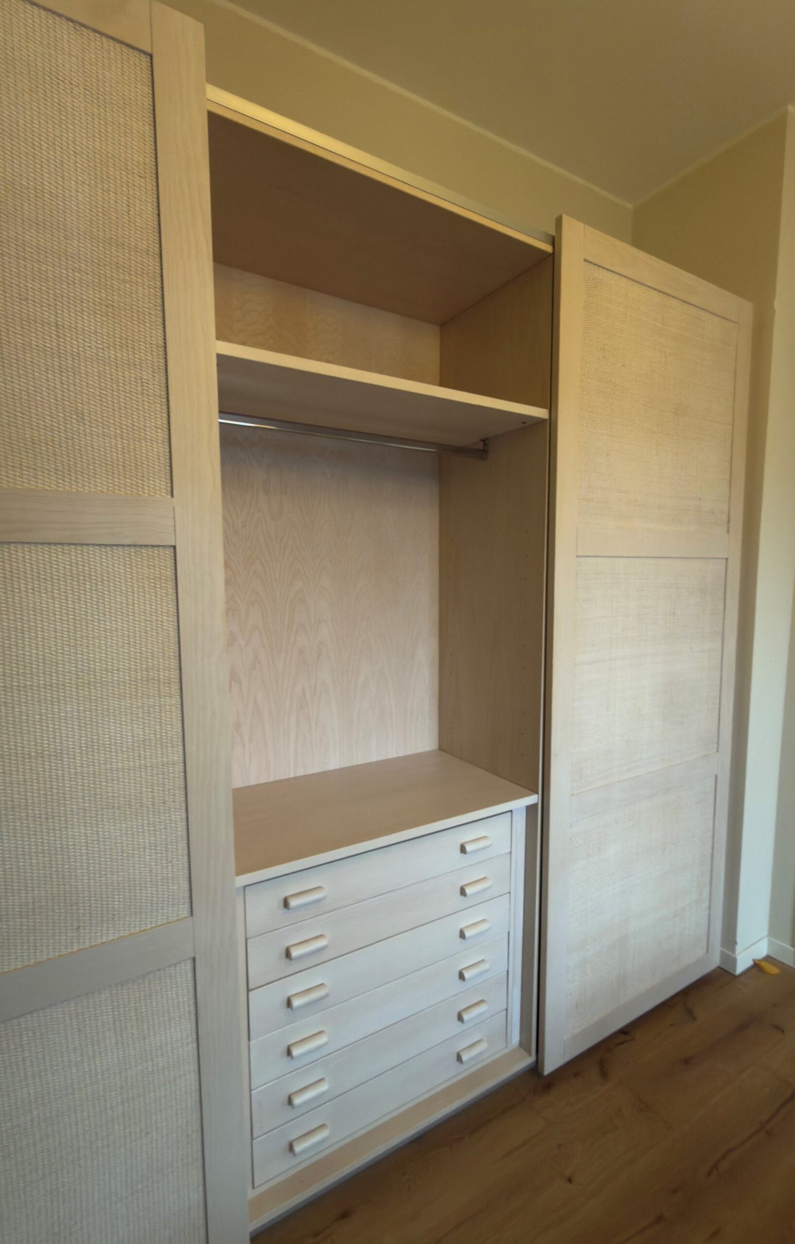 Armadio Erice a 3 Ante Scorrevoli con cassettiera6 2 jollygiuncoeu open built in wardrobe with a hanging rail top shelf and a six drawer chest at the bottom in a light wood finish