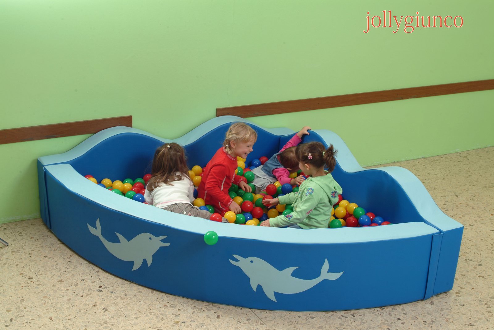 giochimorbidi4 jollygiuncoeu piscina con palline triangolare con delfini foto 1